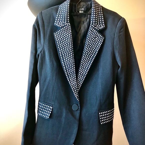 Forever 21 Jackets & Blazers - Gorgeous black blazer it will elevate your look😎